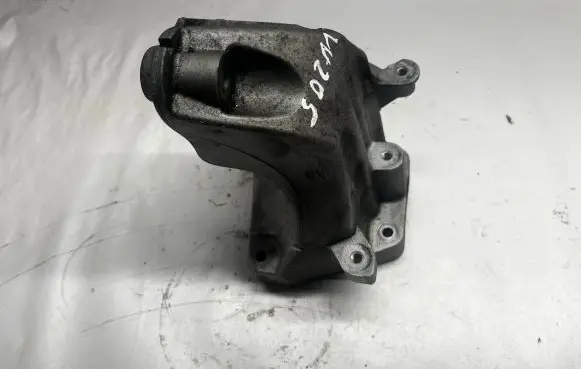 Mercedes-Benz C W205 Engine mounting bracket A6512234204