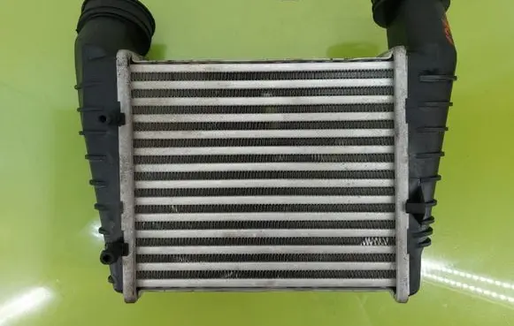Volkswagen PASSAT B5.5 Intercooler radiator 3B0145805D