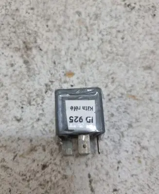 Volkswagen PASSAT B5.5 Other relay 8D0951253A