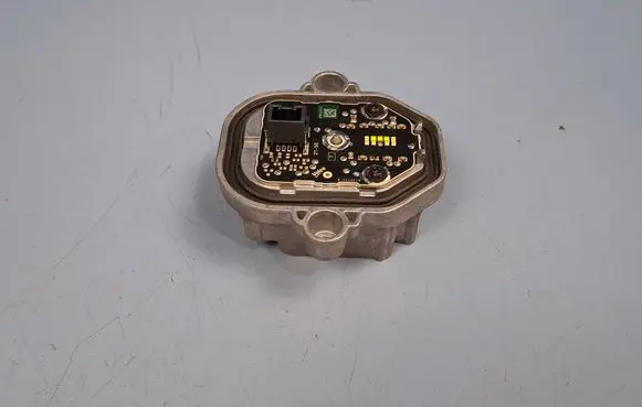 Volvo XC90 Headlight ballast module Xenon B132122B 32342482