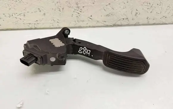 Accelerator throttle pedal