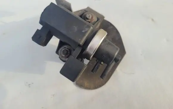 BMW 5 E39 Turbo solenoid valve 2247906 72279600