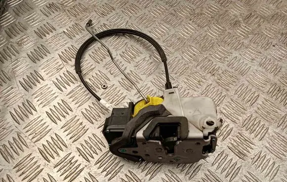 Opel Insignia A Front door lock 13503781