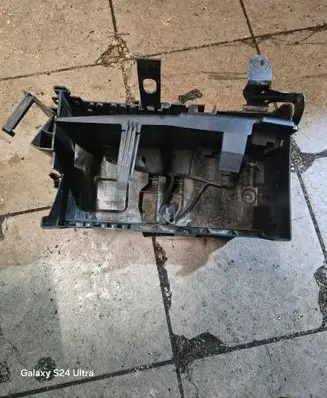 Opel Astra J Battery box tray 13346249