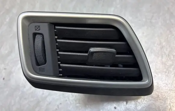 Nissan Qashqai Dash center air vent grill 687604FHOA