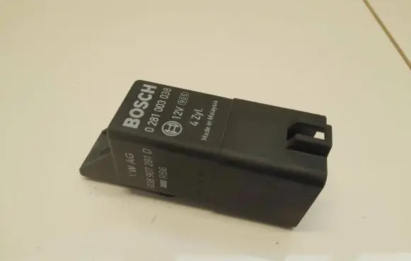 Volkswagen PASSAT B6 Glow plug pre-heat relay 0281003038