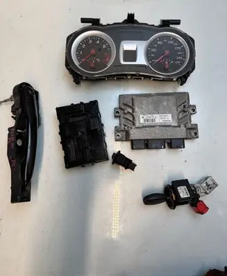 Renault Clio III Engine control unit/module 8201077701 S120202120A