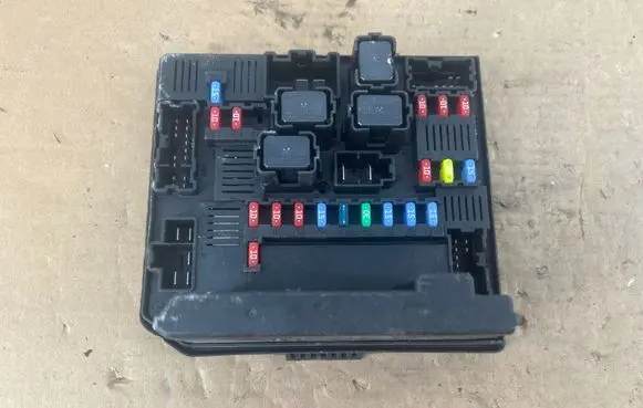 Nissan Qashqai Fuse module 51945L901 284B7BR01B 284B7BB01B