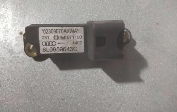 Audi A3 S3 8L Airbag deployment crash/impact sensor 8L0959643C 071100 02309070AXWA