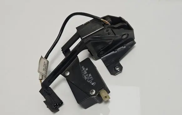 BMW 5 E39 Tailgate window lock/catch/latch 8238469 5124