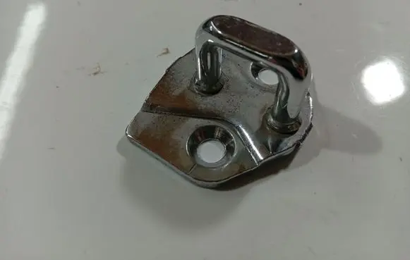 BMW 7 E65 E66 Front door lock loop/hook striker 8240573