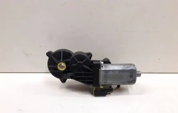 Mercedes-Benz E W211 Seat adjustment motor 0390203213