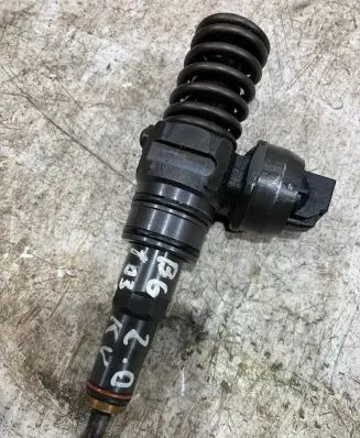 Volkswagen PASSAT B6 Fuel injector 038130073BQ