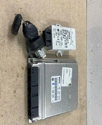 BMW 5 E39 Engine ECU kit and lock set 61356905666 0281010314