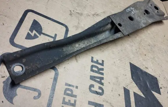 Dodge Caliber Engine mounting bracket