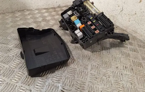 Toyota Auris 150 Fuse box set 8274102050 8266202310