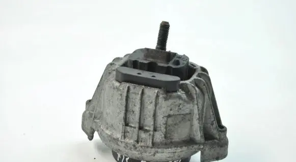 BMW 1 E81 E87 Engine mount bracket