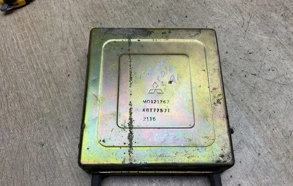 Mitsubishi Galant Engine control unit/module Md121767 K8t77571