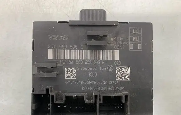 Volkswagen Tiguan Door control unit/module 5Q0959595E