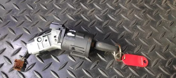 Peugeot 308 Ignition lock 9663123380