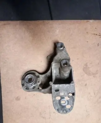 Engine mounting bracket