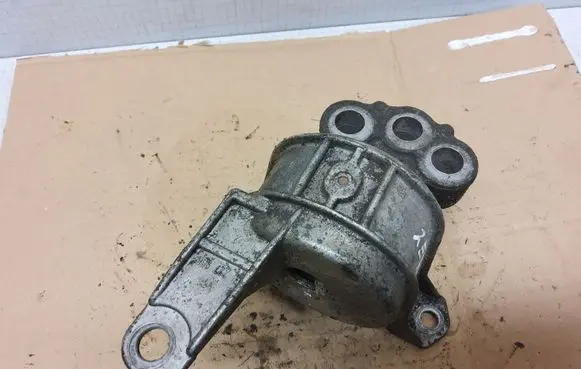 Opel Zafira A Engine mount bracket