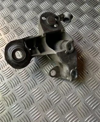 Audi A4 S4 B7 8E 8H Engine mounting bracket 8E0199352F