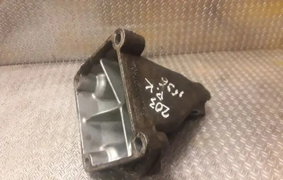 Mercedes-Benz C W203 Engine mounting bracket 2712230904 A2712230904