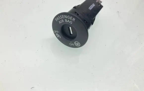 Nissan Leaf II (ZE1) Passenger airbag on/off switch 