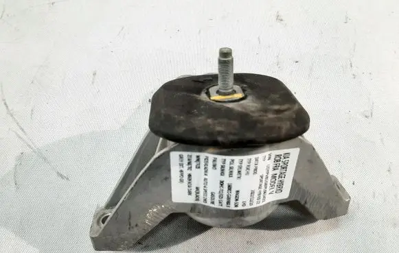 Engine mount vacuum valve