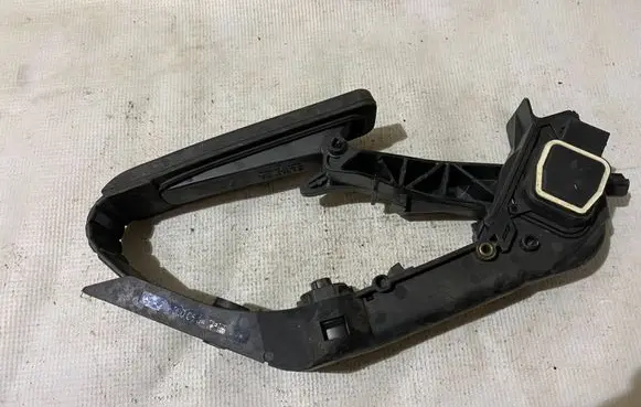 Mercedes-Benz E W211 Accelerator throttle pedal a2113000504 2113000504