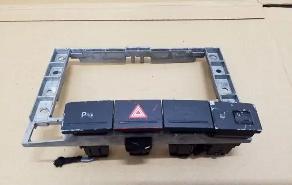 Volkswagen Touareg I Center console 7L6857318 P009982