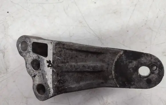 KIA Ceed Engine mounting bracket