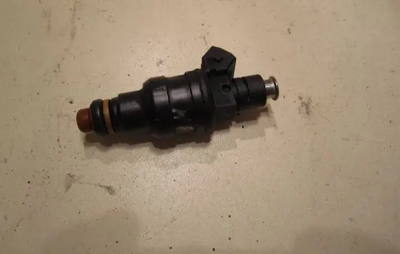 Audi A4 S4 B5 8D Fuel injector 058133551A