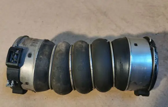 BMW 5 F10 F11 Intercooler hose/pipe 8513451