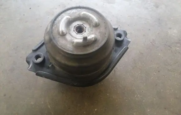 Mercedes-Benz ML W164 Engine mount bracket A2512403117