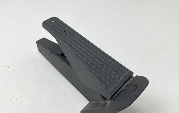 Accelerator throttle pedal