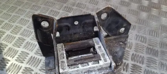 Ford Mondeo Mk III Engine mount bracket 1s717m123be 1s71-7m123-be