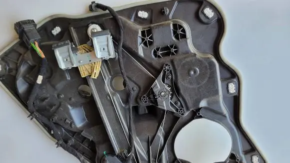 Rear window lifting mechanism without motor