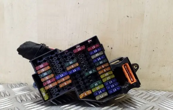 Volkswagen Touareg I Fuse module 7L0941828B