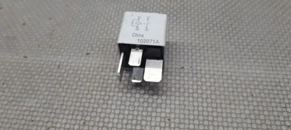 Opel Astra J Fuel pump relay 13306943