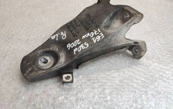 BMW 5 E60 E61 Engine mounting bracket 6770634 677063402 6769158