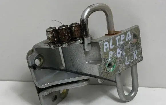 Seat Altea Front door lower hinge 6Q0831412