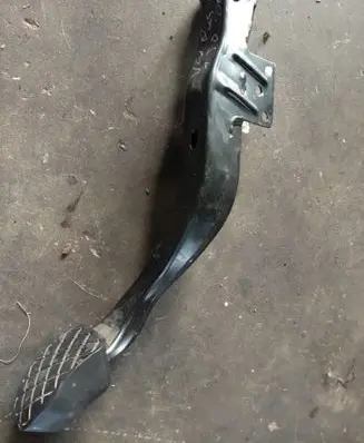 Volkswagen PASSAT B5.5 Brake pedal 8d1721140b