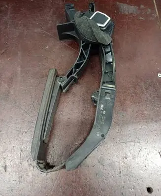 Mercedes-Benz E W211 Accelerator throttle pedal A2113000404