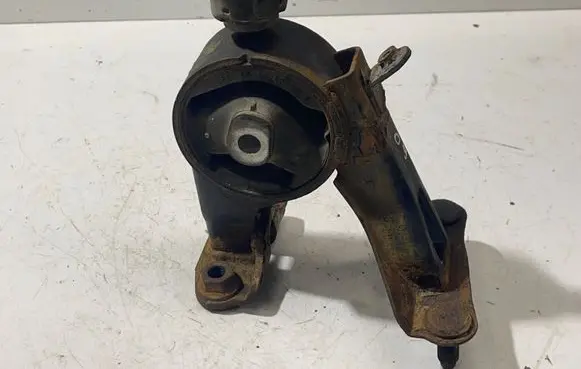 Toyota Avensis T250 Engine mount bracket