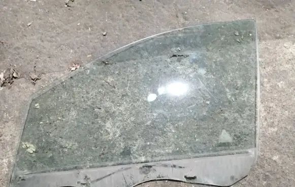 KIA Carens I Front door window glass four-door