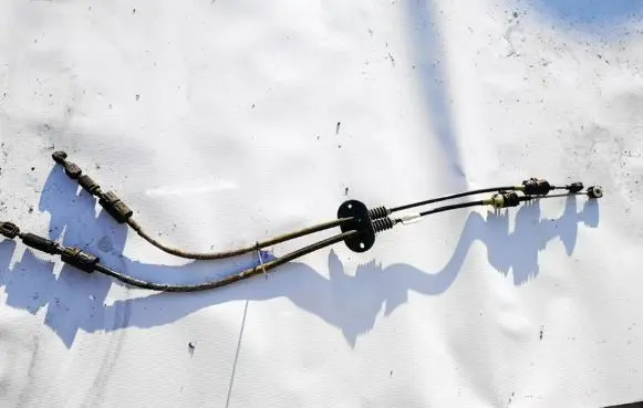 Ford Focus Gear shift cable linkage 2s4r7e395fb 2s4r-7e395-fb