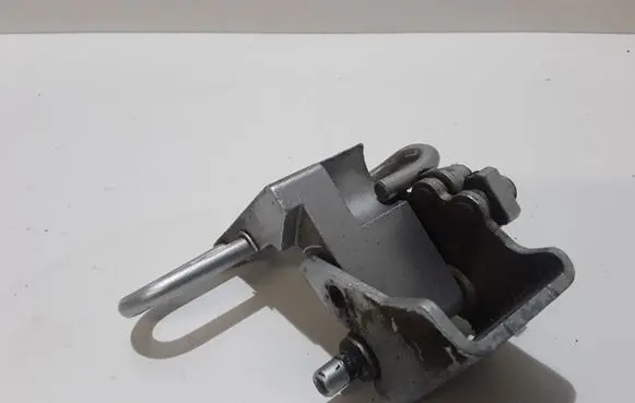Volkswagen Touareg I Rear door lower hinge 7L0833411