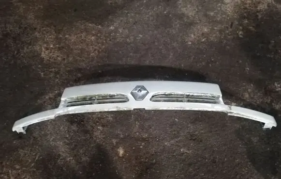 Renault Master II Front bumper upper radiator grill 7700352125